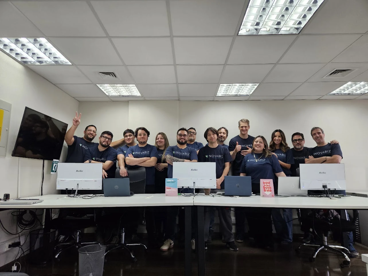 InovaBiz team working together at the Santiago office